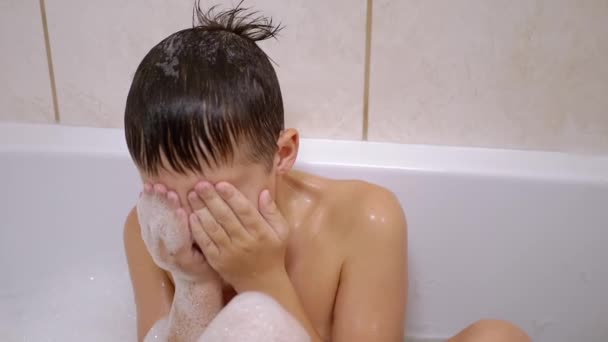 Baños para niños en baño con espuma, Fros Eyes Palms. Procedimientos higiénicos. — Vídeo de stock