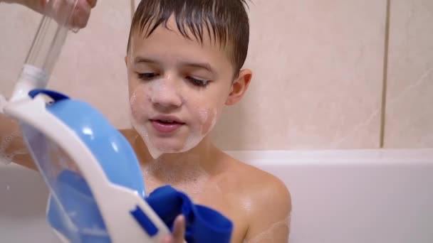 Kinderbaden in de badkamer met schuim, spelen met duikmasker. Leren duiken — Stockvideo