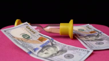 Kum Saati ile Masaya Yüzlerce Amerikan Doları Yay. Borcunu zamanında öde