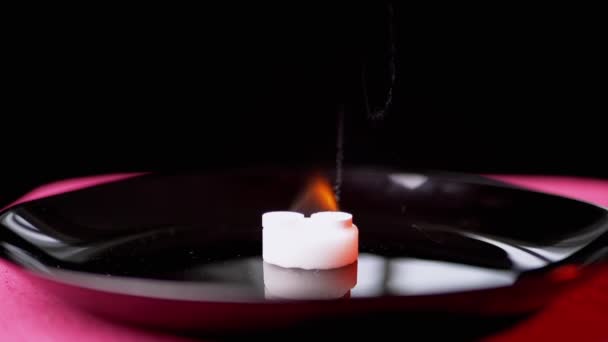 Bright Flame of Calcium Gluconate Tablets on Suchý alkohol. Svíčka. Chemický test — Stock video