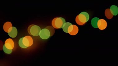 Yanıp sönen, yanıp sönen çok renkli LED ışıkların Noel çelengi. 4K
