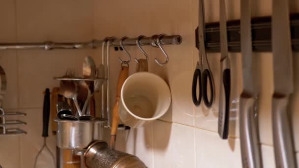 Bir sürü cam baharat kavanozu, mutfak gereçleri, parmaklık sisteminde bulunan bıçaklar. — Stok video