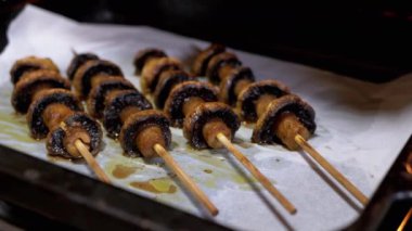 Mantar kebabı, Şampiyon, Fırın 'da Tahta Şişler' de pişmiş. İç Mutfak