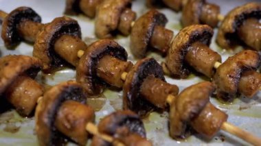 Mantar kebabı, Şampiyon, Fırın 'da Tahta Şişler' de pişmiş. İç Mutfak