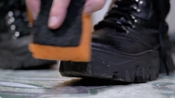 Femmes Mains Propres Chaussures Lubrifier Bottes d'hiver en cuir avec mousse éponge, crème — Video