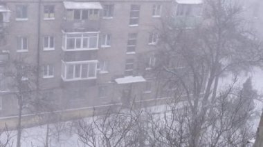 Şiddetli Kış Fırtınası, Eski Çok Katlı Binanın Avlusunda Kar yağışı. 4K