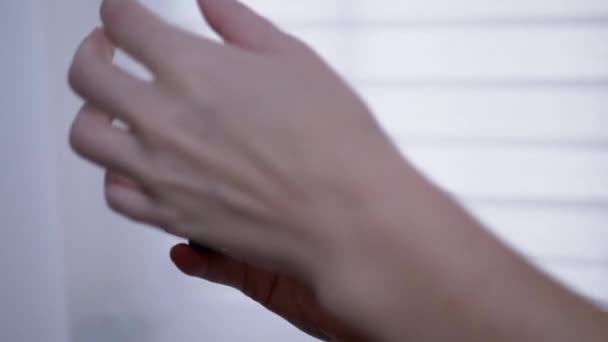 Kadın elleri dezenfektan jel kullanıyor, virüslere karşı koruyor. Önlem olarak. 4K — Stok video