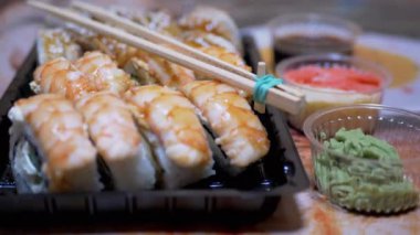 Japon Sushi Rolls in Plastik Kutusu Bambu Çubuklu Masa Servisi, Wasabi