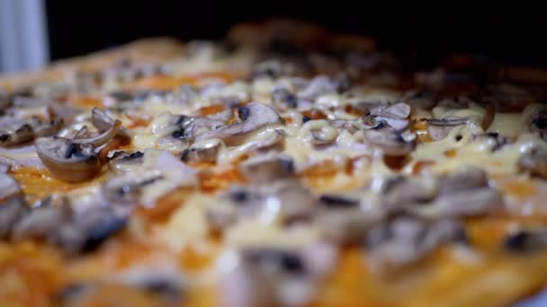 Cocinar Pizza casera jugosa con queso cheddar, mozzarella, masa de levadura — Vídeo de stock