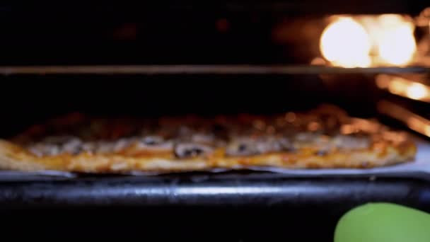As mãos femininas arrancam Acabamentos Pizza de Forno Quente com Queijo Derretendo, Cogumelos — Vídeo de Stock