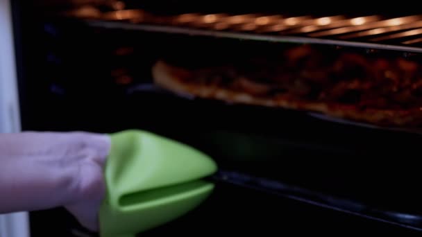 Вытаскивают женские руки, готовят пиццу с горячей духовкой с плавильным сыром, грибами — стоковое видео