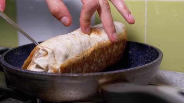 Vaření masa Shawarma v pánvi, dokud nepraskne. Fry Pita chléb v kuchyni. — Stock video