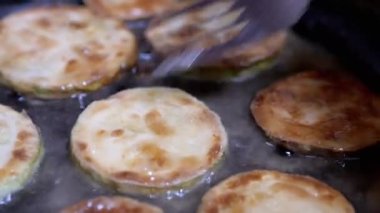 Kızartma Kabağı Altın Kahverengiye Kadar Kaynar Yağ 'da. Vejetaryen yemeği..