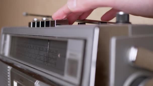 La mano femenina presiona el juego, botón de parada en la grabadora de cinta retro con cassette de audio — Vídeo de stock