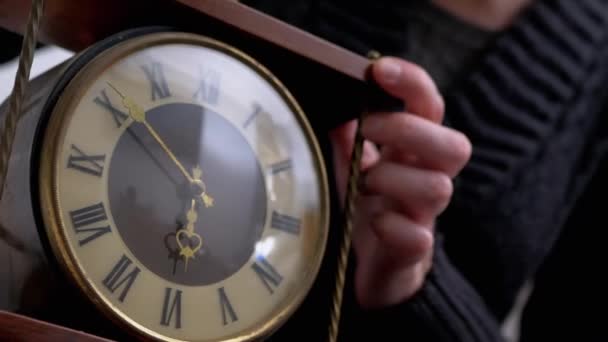 Female Hands Holds Vintage classique Horloge de table en bois avec chiffres romains. Zoom — Video