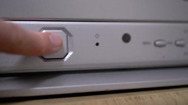 Kadın Parmaklar Eski, Gümüş, Gri TV 'de Güç Düğmesine Basıyor. Gösterge paneli. 4K