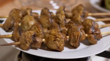 Mantar kebabı, Şampiyon, Fırın 'da Tahta Şişler' de pişmiş. İç Mutfak