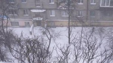 Şiddetli Kış Fırtınası, Eski Çok Katlı Binanın Avlusunda Kar yağışı. Büyüt