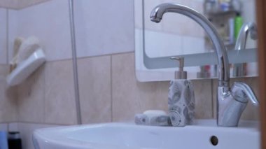 Su Damlaları Hızlıca Aşağı Akıp, Su Musluğu 'ndan Lavabo' ya Düşüyor. Sızıntı. 4K