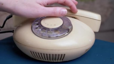 Titreyen Kadın El, Korku ile Vintage Retro Telefon Alıcısı.