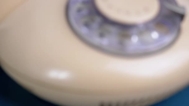 Geel Vintage Retro Rotary Telefoon met een draaiknop om het nummer te kiezen. 4K — Stockvideo