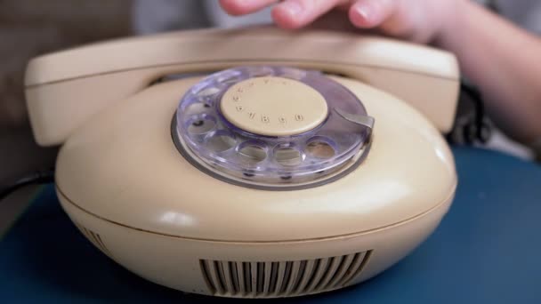 Vrouwelijke Hand pick-up Telefoon en wijzerplaten Nummer op Vintage Retro Rotary Telefoon — Stockvideo