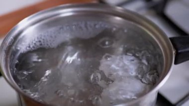 Bir tencerede iki yumurta kaynat. Kaynar su. Yumurta pişirmek. Yavaş çekim. 180fps