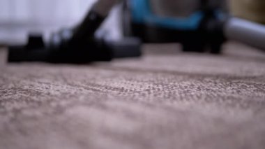 Kadın, Evhanımı Süpürge Kahverengi Halı. Temizlik, Oda Düzenleme. 4K