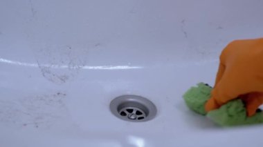 Lastik Eldivenli Kadın Yeşil Süngerle Lavabo 'daki Tıkanıklığı Kaldırdı. 4K
