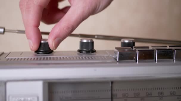 Kvindelige hånd justerer volumen og frekvens til på Vintage modtager med antenne. 4K – Stock-video