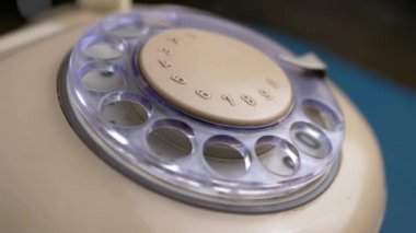 Kadın El Telefonu Açtı ve Yanlış Çevirmeli Telefon Numarasını Çevirdi