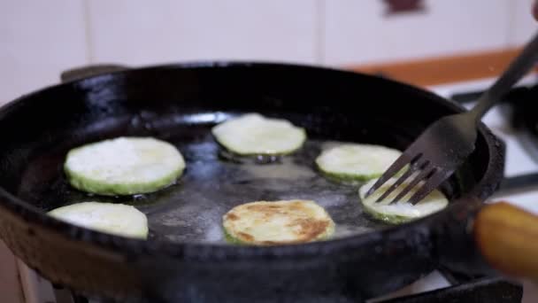 Processo di frittura di zucchine in olio bollente fino a doratura. Cibo vegetariano. — Video Stock