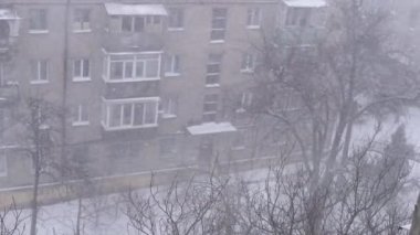 Şiddetli Kış Fırtınası, Eski Çok Katlı Binanın Avlusunda Kar yağışı. 4K