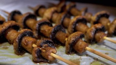 Mantar kebabı, Şampiyon, Fırın 'da Tahta Şişler' de pişmiş. İç Mutfak