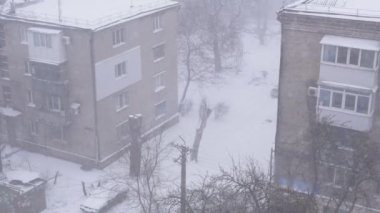 Şiddetli Kış Kar Fırtınası, Eski Çok Katlı Binanın Köşesinde Kar yağışı