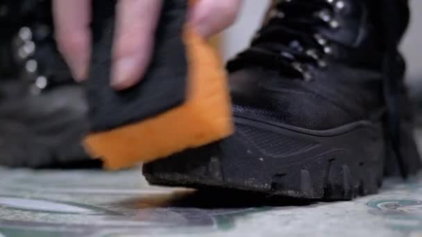 Dámské ruce Čisté boty Mazat kůže Zimní boty s pěnovou houbou, krém — Stock video