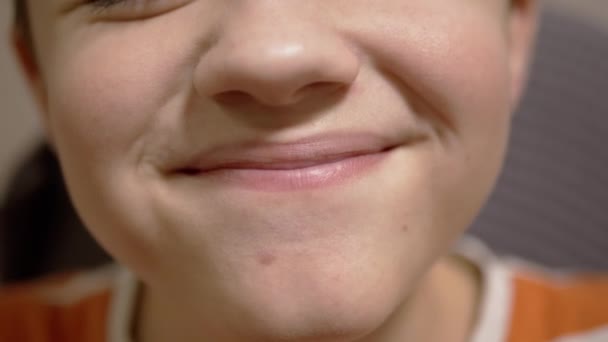 Sonrisa divertida humorística de adolescente que muestra la lengua, hace caras, tontos alrededor — Vídeos de Stock