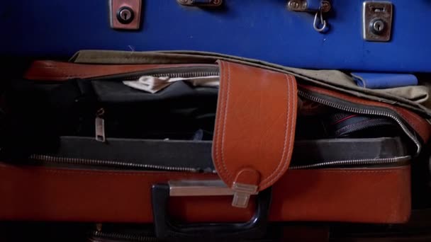 Brudne, Dusty Four Old Travel Suitcases ułożone w stosach w opuszczonym pokoju. 4K — Wideo stockowe