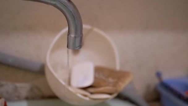 Air menetes ke tenggelam dari Old Water Tap di kamar mandi. Kebocoran air. 4K — Stok Video