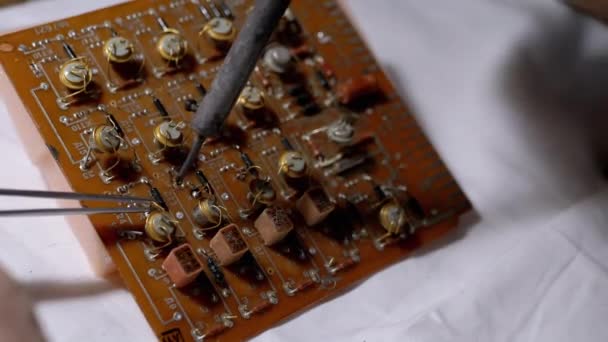 Homme débrasures transistors, pièces de radio sur carte électronique avec fer à souder — Video