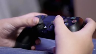 Çocuk Elleri Joystick 'te video oyunları oynar, Parmaklarıyla düğmelere basar. 4K