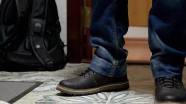 Deri Çizmeli Erkek Ayaklar, Ayakkabılar, Sırt çantalı Mavi Kot. 4K