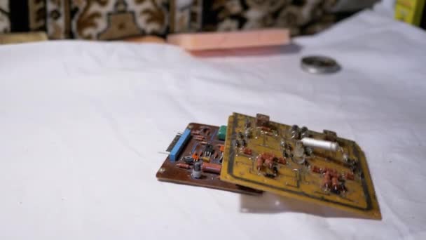 Mâle jette main sur table vieux circuits imprimés, microcircuits, pièces de radio — Video