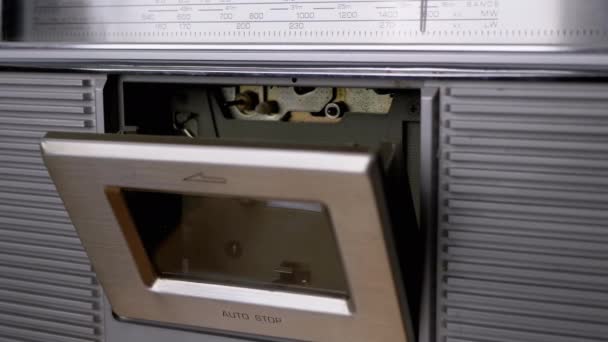 Öppen kassett däck av gamla kassettbandspelare, Infoga 90-talskassett, Nära med fingrar — Stockvideo