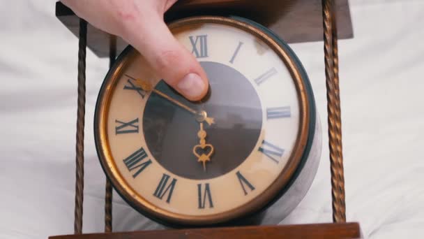 Homme main tient Vintage classique Horloge de table en bois avec chiffres romains. Zoom — Video