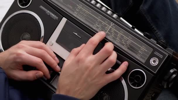 Macho gira la perilla de una vieja radio, toca la escala en el panel de instrumentos. Afinación — Vídeos de Stock