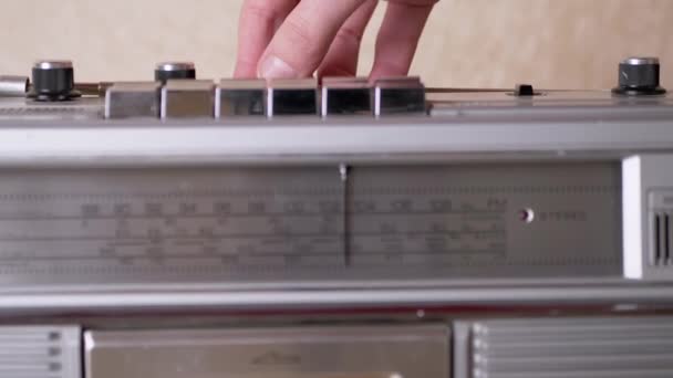 Femme main redresse antenne de gris Vintage récepteur avec cassette à l'intérieur — Video