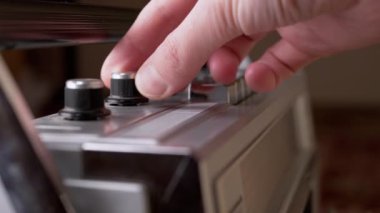 Kadın El Ses ve Frekansı Antenli Vintage Alıcıya Ayarlar. 4K