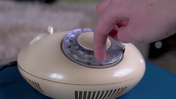 Жіноча рука підбирає телефон і циферблати на Вінтажний Ретро ротаційний телефон — стокове відео