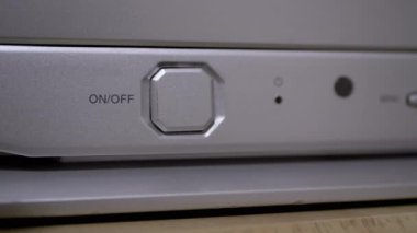 Kadın Parmaklar Eski, Gümüş, Gri TV 'de Güç Düğmesine Basıyor. Gösterge paneli. 4K